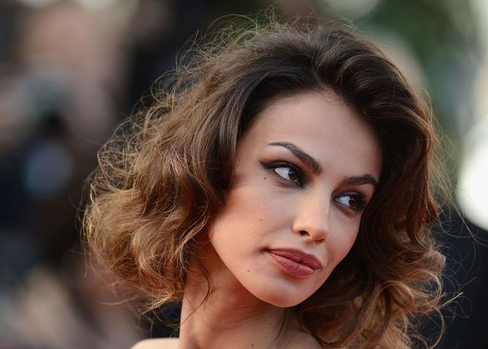 Mădălina Ghenea poartă ruj și părul prins