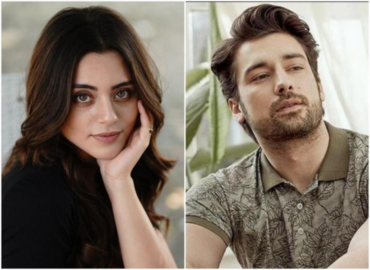 Sila Turkoglu poartă o bluză neagră și Alp Navruz poartă un tricou cu imprimeu