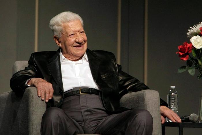 Ignacio López Tarso poartă o cămașă albă și zâmbește