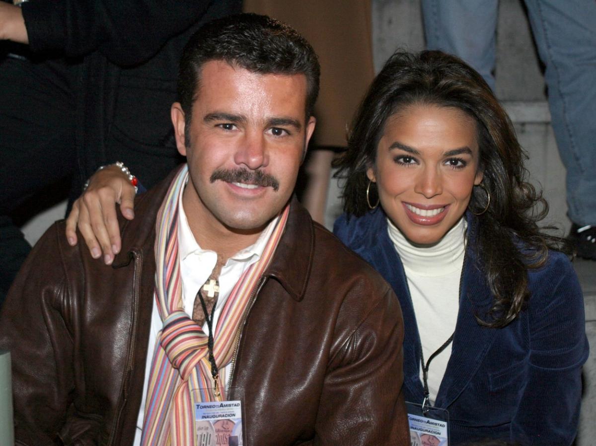 Eduardo Capetillo și Biby Gaytan stau unul lângă celălalt și zâmbesc