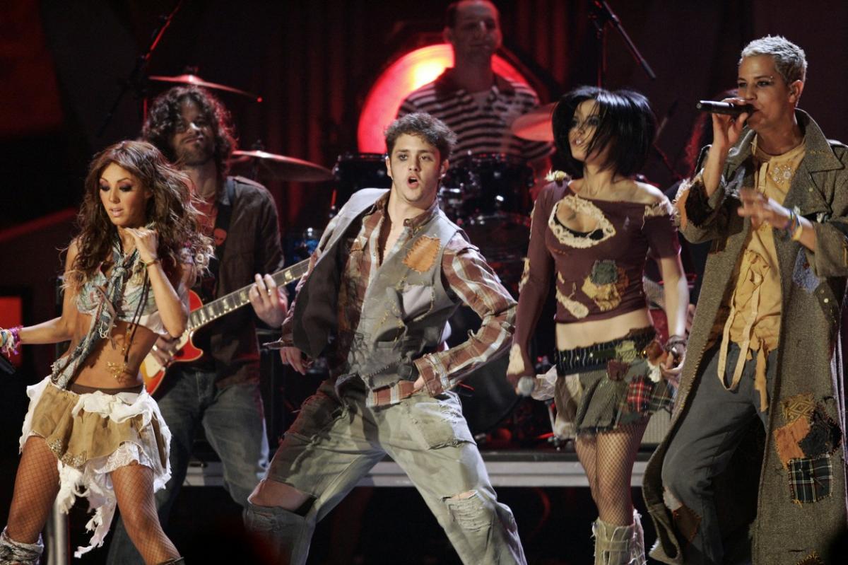 Anahi, Christopher Uckermann, Maite Perroni și Christian Chavez pe scenă, dansează