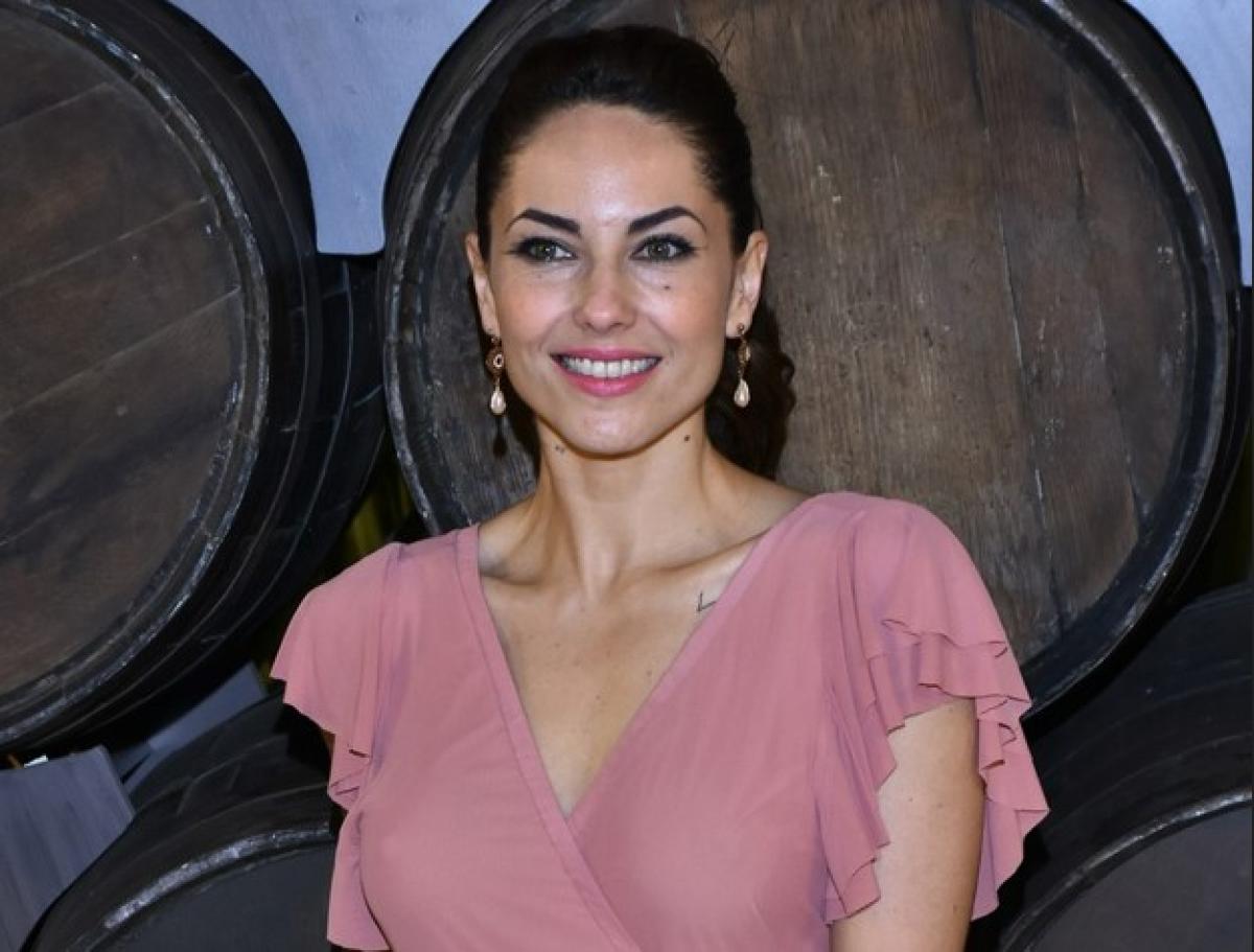 Bárbara Mori poartă o bluză roz și zâmbește