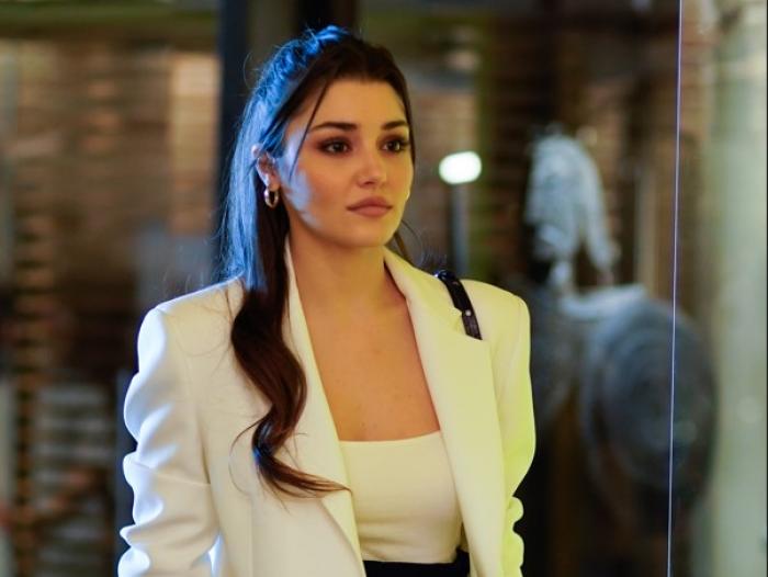 Hande Erçel poartă un acou alb și părul desprins