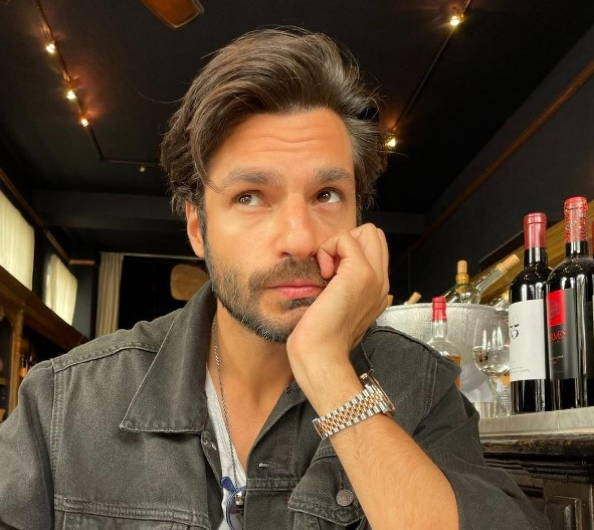 Serkan Çayoğlu ține mâna stângă la obraz