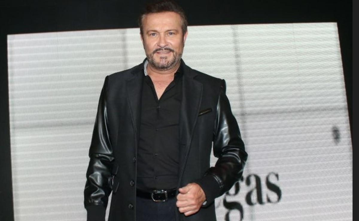 Arturo Peniche poartă un costum negru