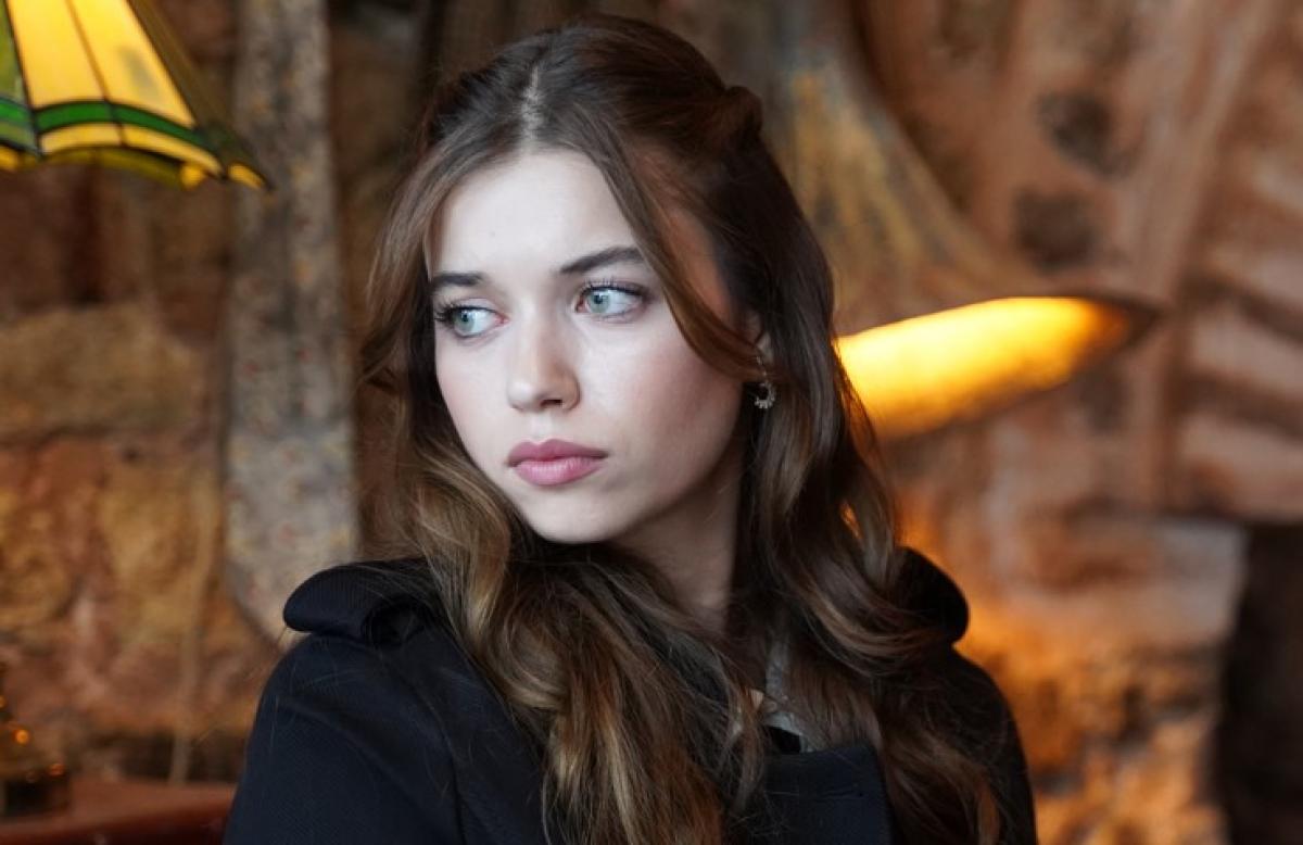 Afra Saraçoğlu poartă părul lung, desprins