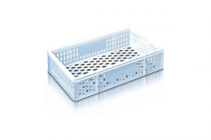 cutie albă de plastic pe un fond alb