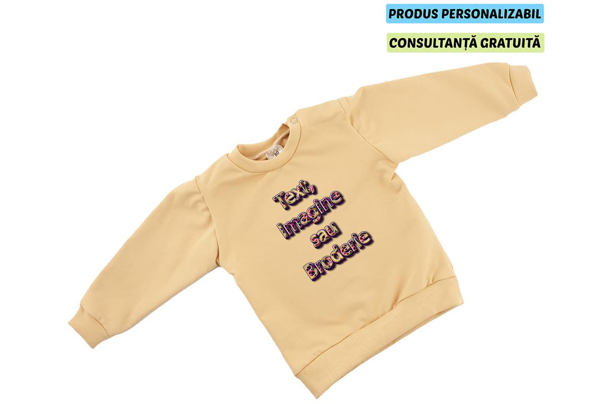 bluză cu mânecă lungă cu imprmeu pe un fond alb