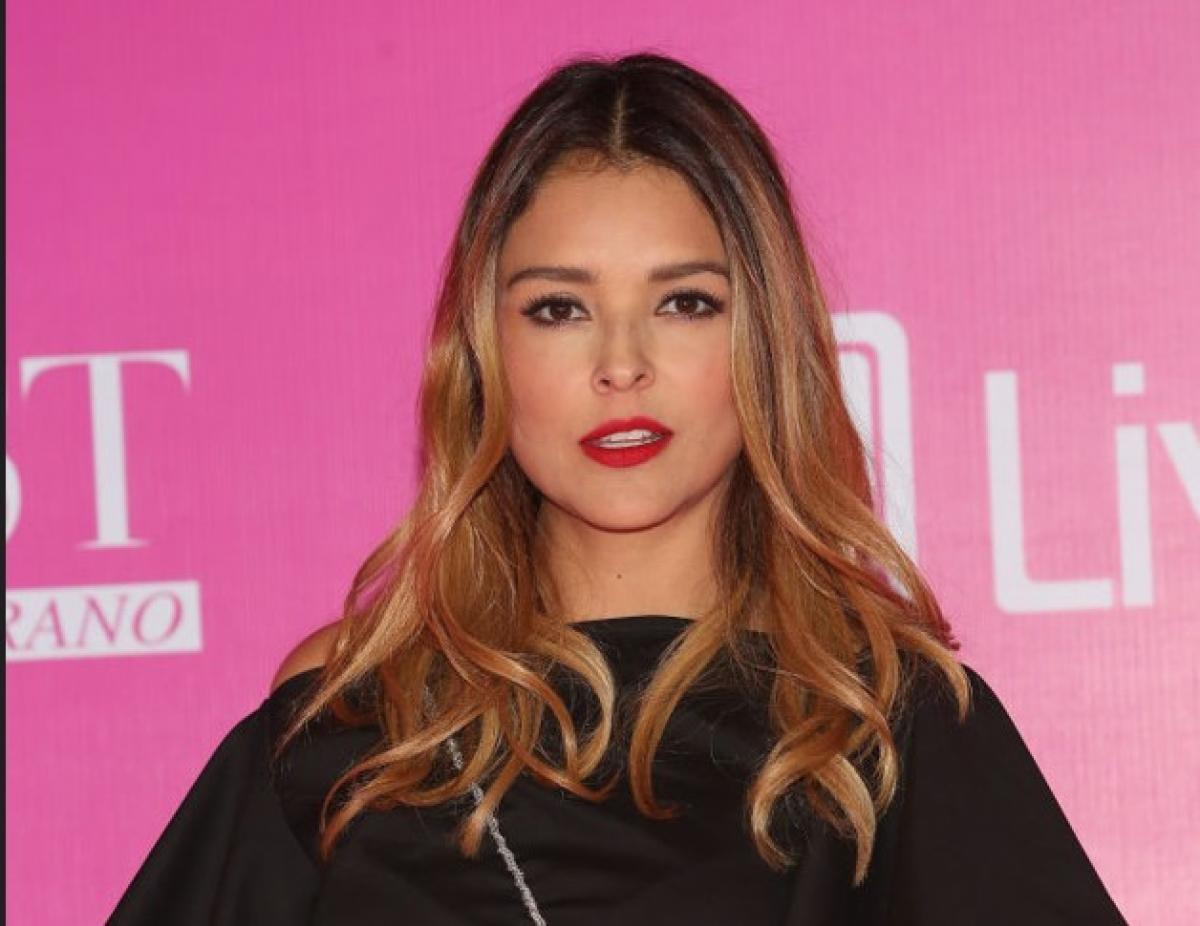 Grettell Valdez poartă o rochie neagră și ruj roșu