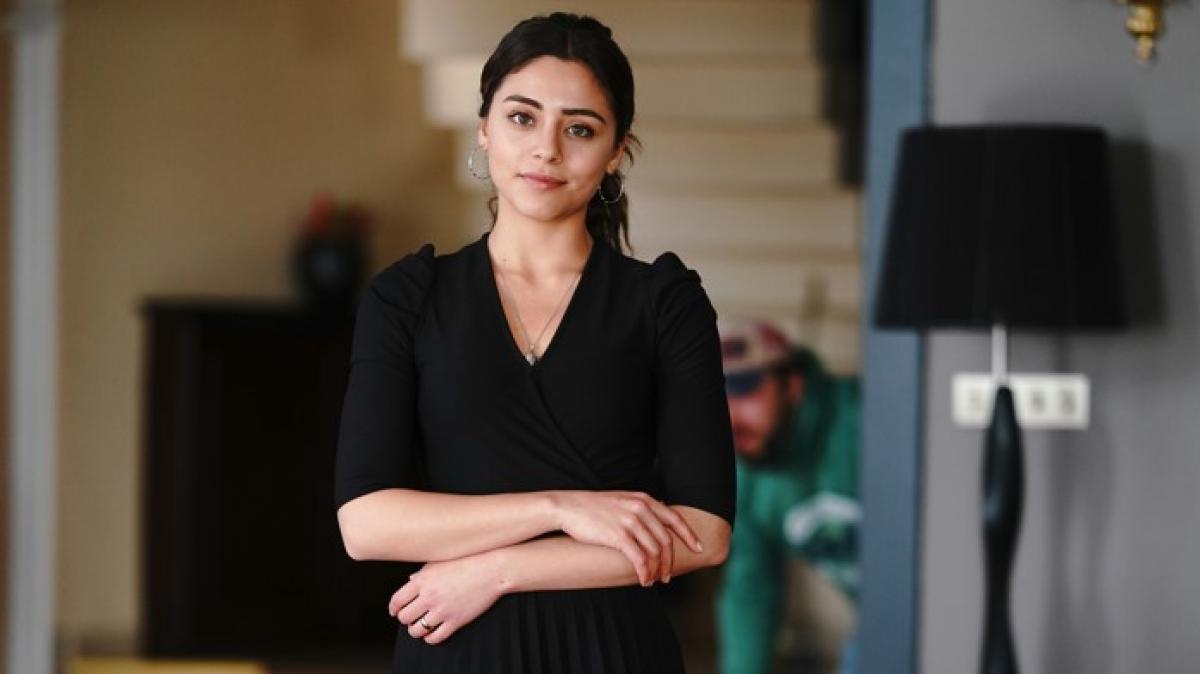 Sıla Türkoğlu a îmbrăcat o rochie neagră și are părul prins