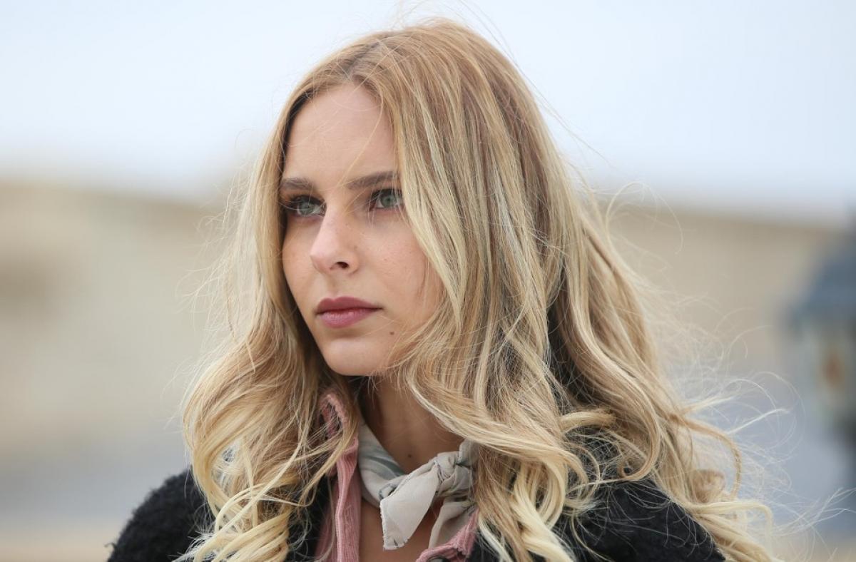 Jessica May poartă părul lung, desprins, ondulat
