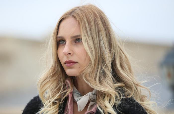 Jessica May poartă părul lung, desprins, ondulat
