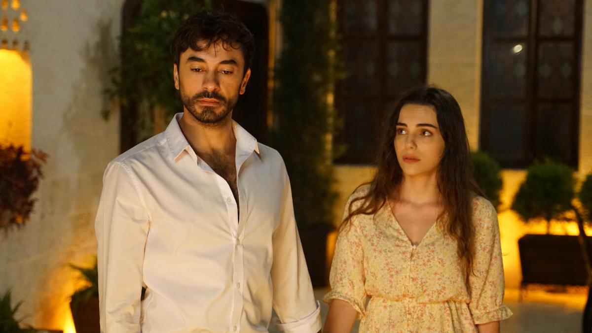 Ayse și Ferit stau unul lângă celălalt