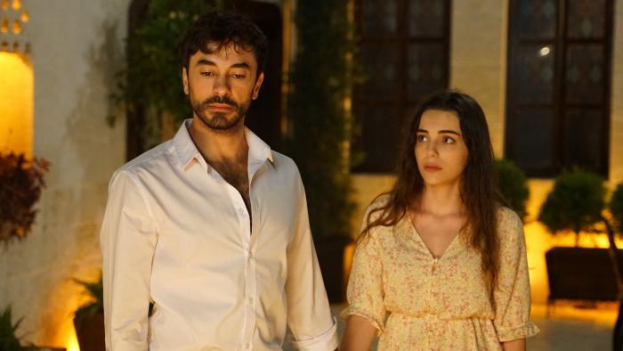 Ayse și Ferit stau unul lângă celălalt