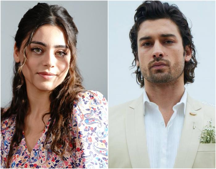 Sıla Türkoğlu poartă o rochie cu flori și părul lung, desprins, Alp Navruz poartă o cămașă deschisă la culoare și un sacou alb