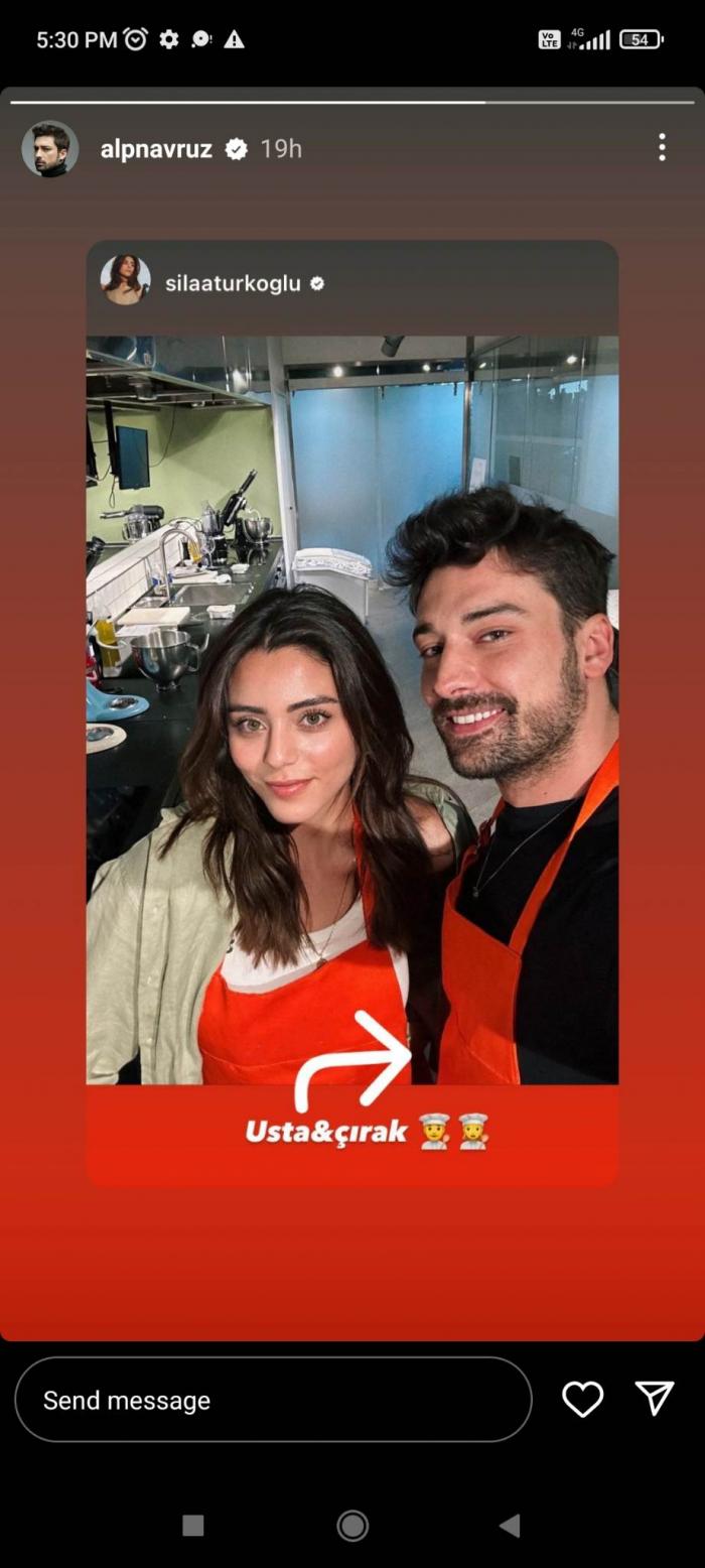 Sıla Türkoğlu și Alp Navruz stau unul lângă celălalt și zâmbesc