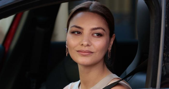 Hazal Filiz Küçükköse poartă părul prins în coc și cercei