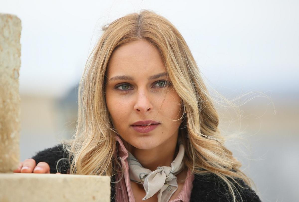 Jessica May poartă părul lung, desprins, ondulat