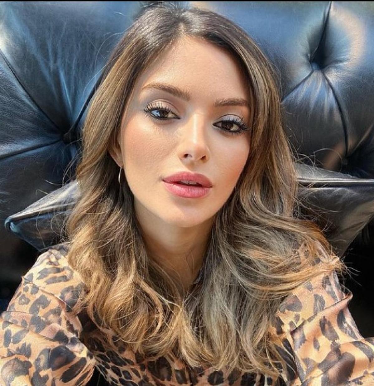 Hilal Ildiz poartă părul lung, desprins, ondulat