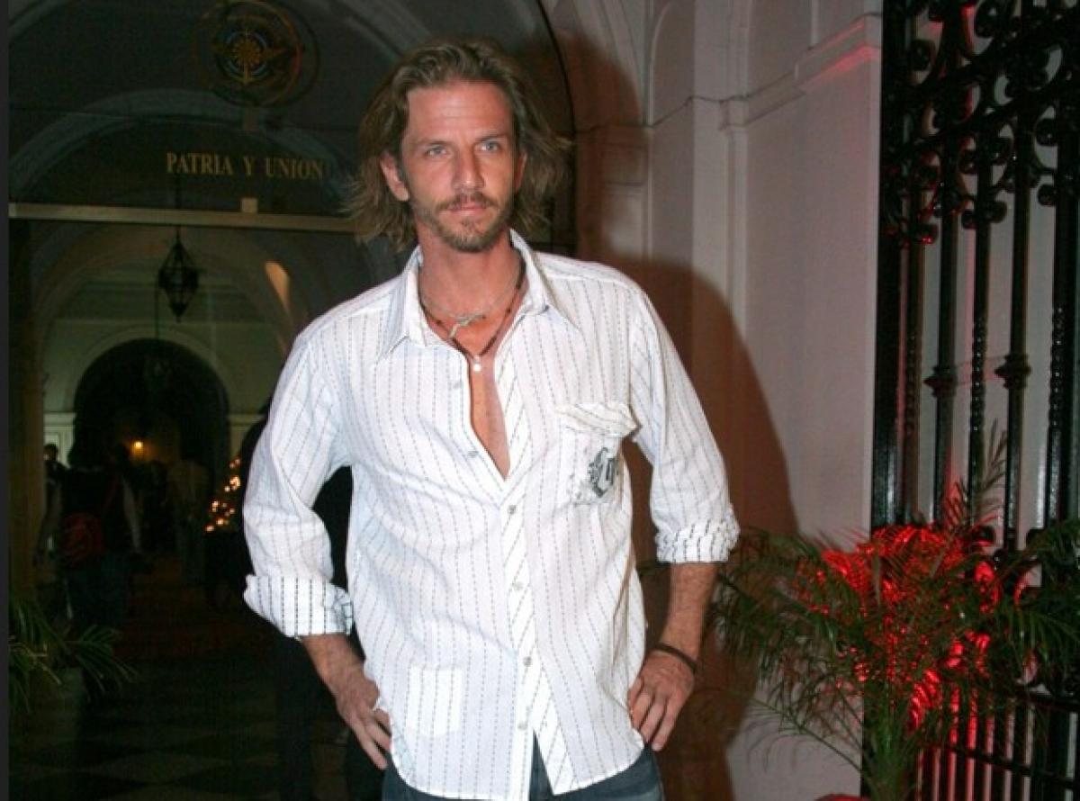 Facundo Arana poartă o cămașă și își ține mâinile în șold