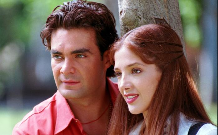 Mauricio Islas și Adela Noriega stau unul lângă celălalt