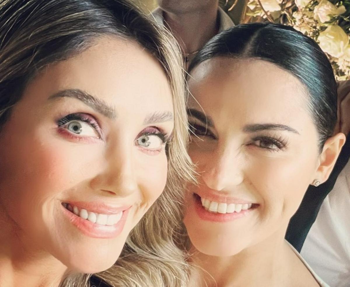 Anahi și Maite Perroni zâmbesc