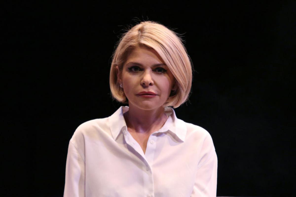 Itatí Cantoral poartă o cămașă albă cu mâneci lungi și părul scurt, bob