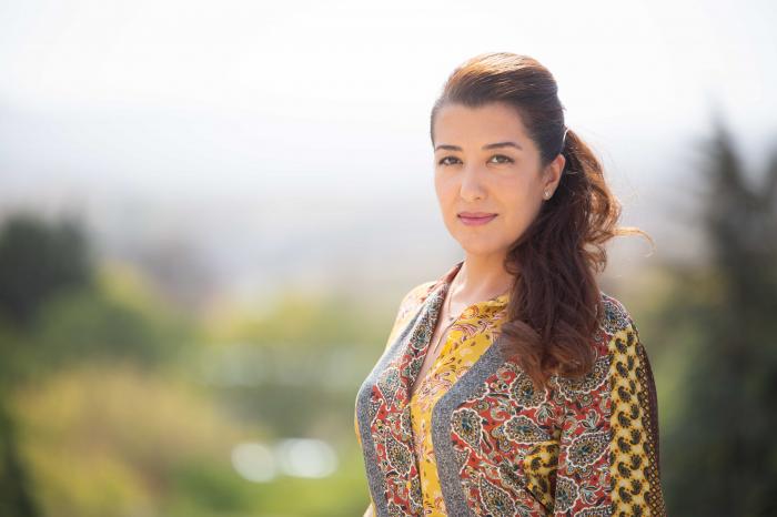 Özlem Ulukan poartă o bluză cu decolteu