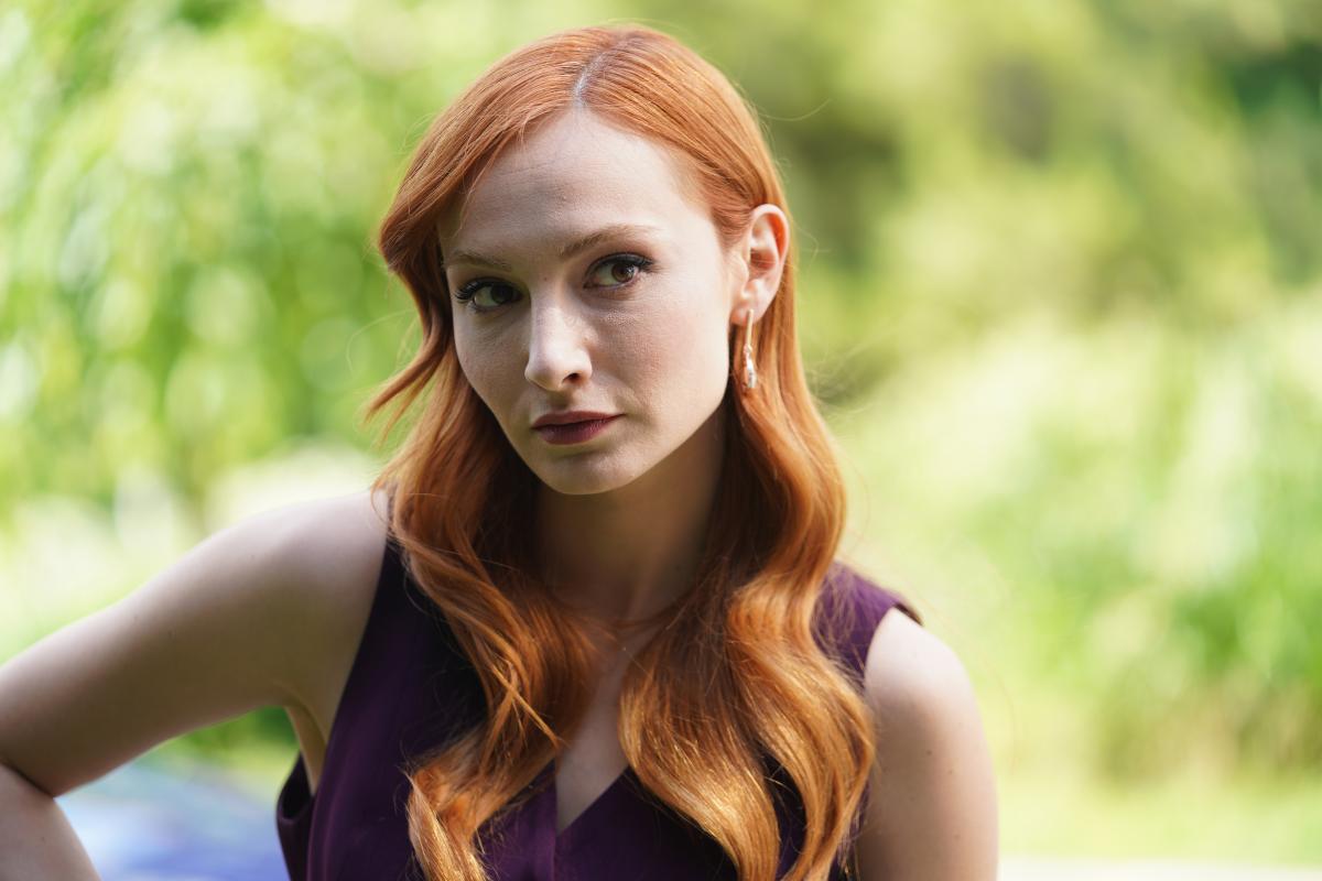 Başak Gümülcinelioğlu poartă părul lung desprins