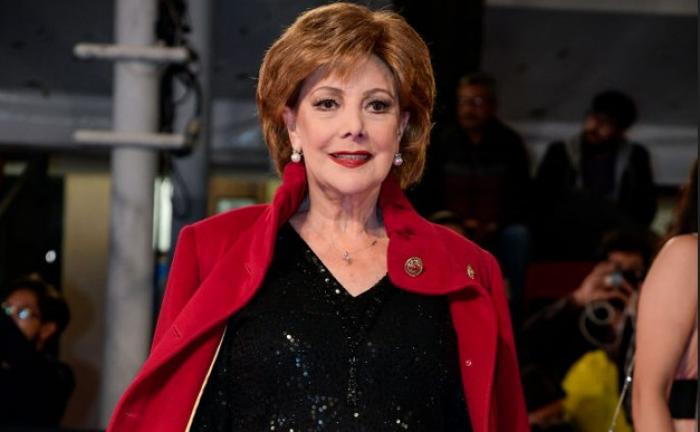 Jaqueline Andere poartă o ținută all-black și o jachetă roșie