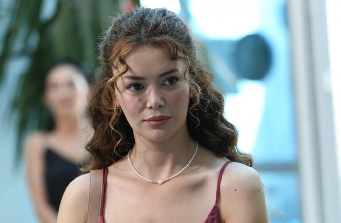 Seray Kaya poartă părul desprins și ondulat