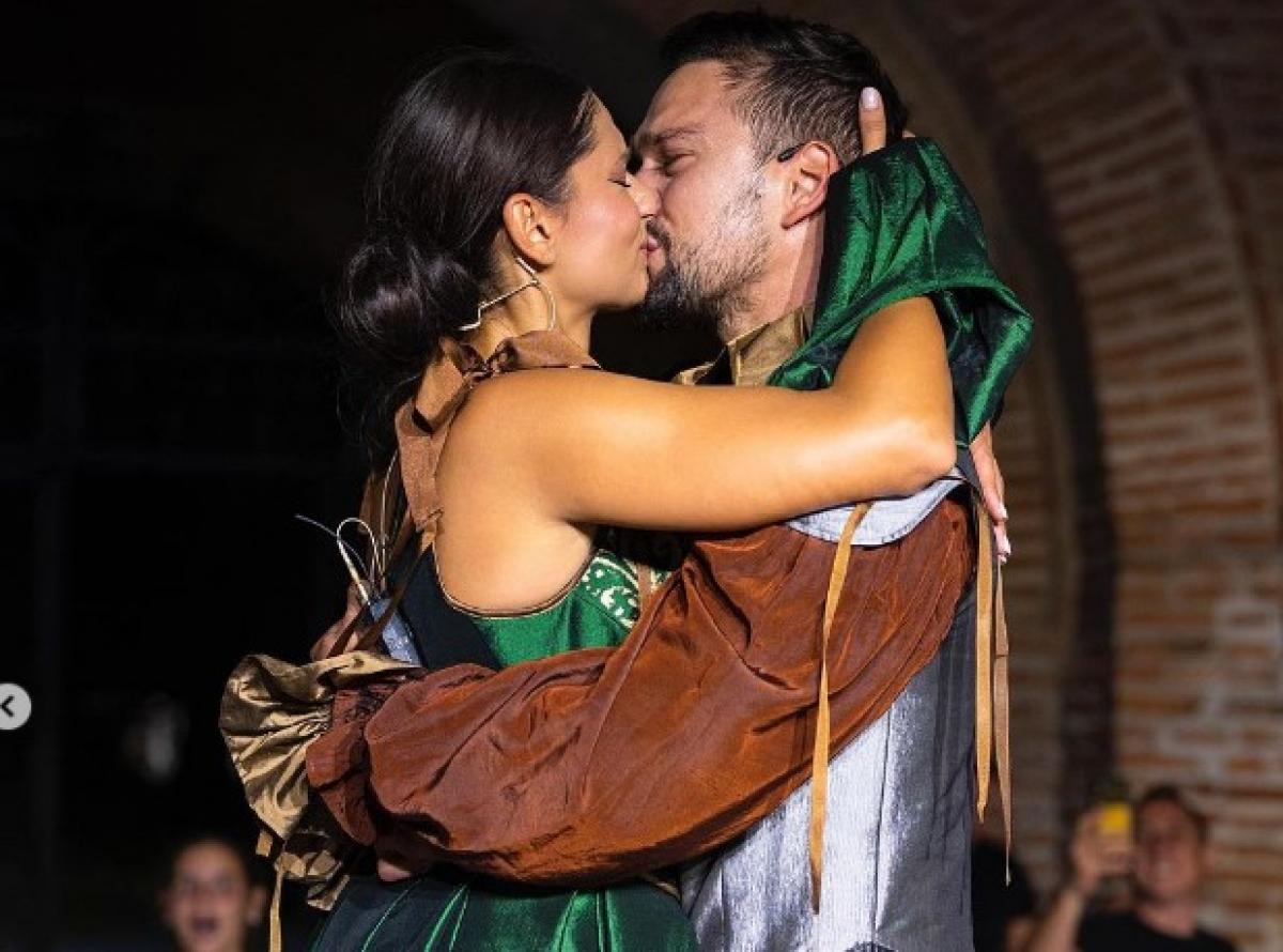 Vlad Gherman și Oana Moșneagu se sărută și se îmbrățișează