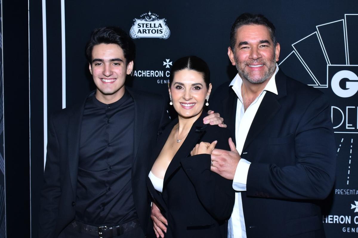 Mayrín Villanueva stă lângă Sebastián Poza și Eduardo Santamarina