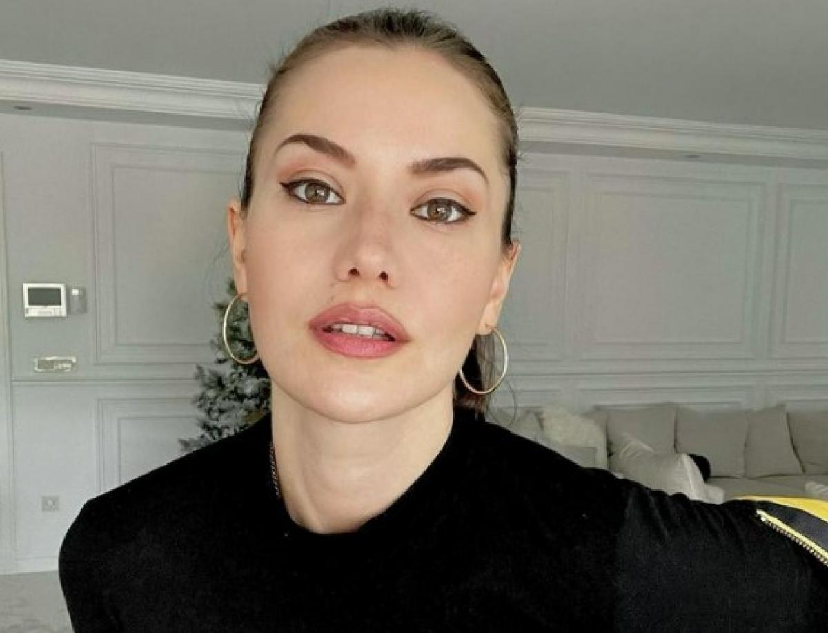 Fahriye Evcen poartă o bluză neagră cu mâneci lungi