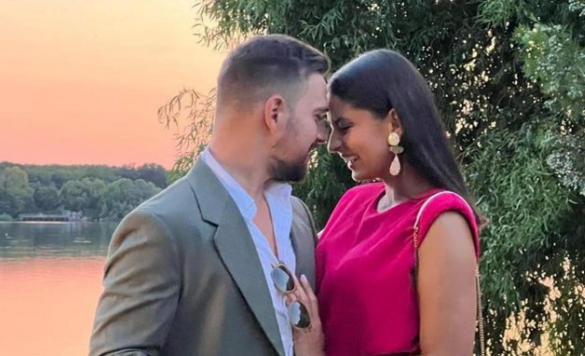 Vlad Gherman poartă un sacou gri și Oana Moșneagu o rochie roz