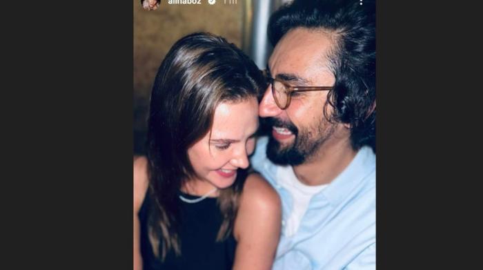 Alina Boz și Umut Evirgen stau îmbrățișați