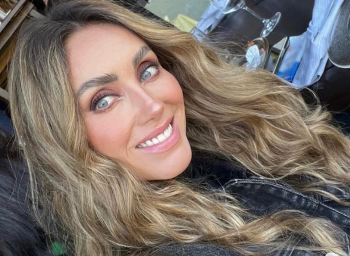 Anahi poartă părul desprins și zâmbește