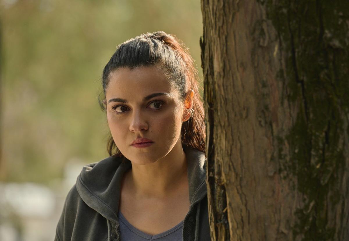 Maite Perroni poartă părul prins într-o coadă de cal, un hanorac închis la culoare