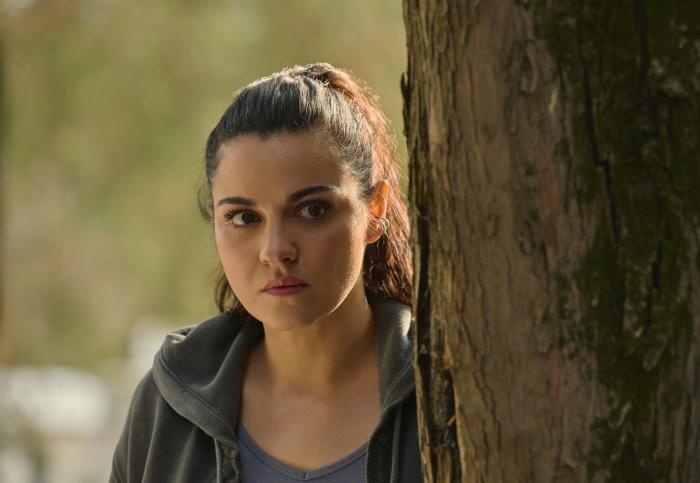 Maite Perroni poartă părul prins într-o coadă de cal, un hanorac închis la culoare