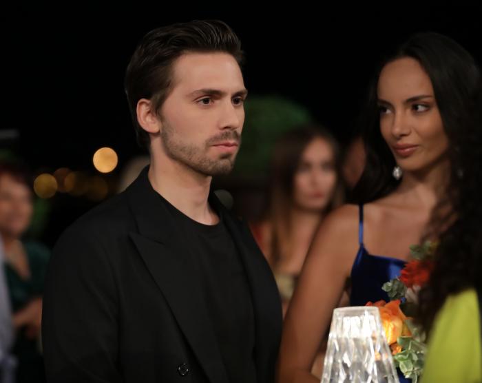 Tarık Emir Tekin poartă un tricou negru