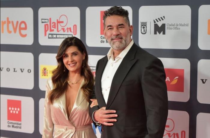 Mayrín Villanueva stă lângă Eduardo Santamarina și zâmbește, îl ține de braț