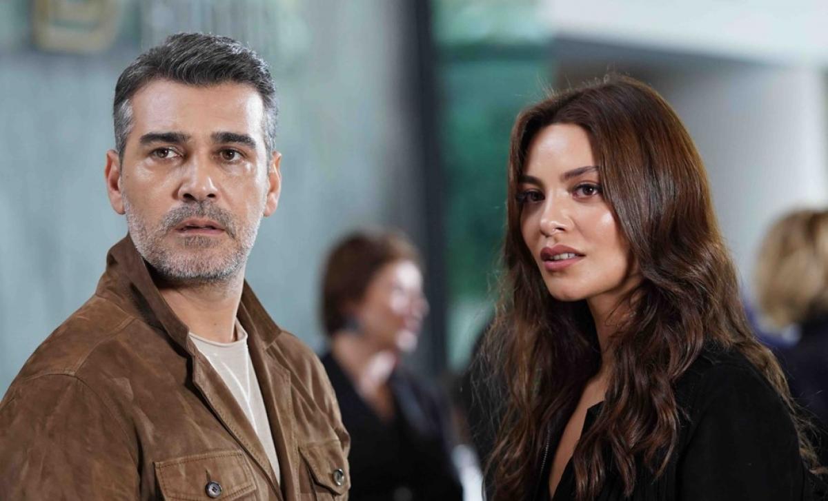 Hazal Filiz Küçükköse și Caner Cindoruk stau unul lângă celălalt