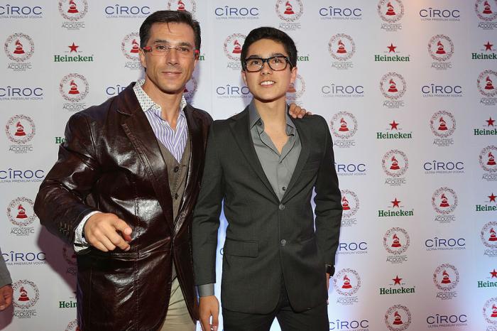 Sergio Mayer poartă ochelari de vedere și stă lângă fiul Sergio Mayer Mori