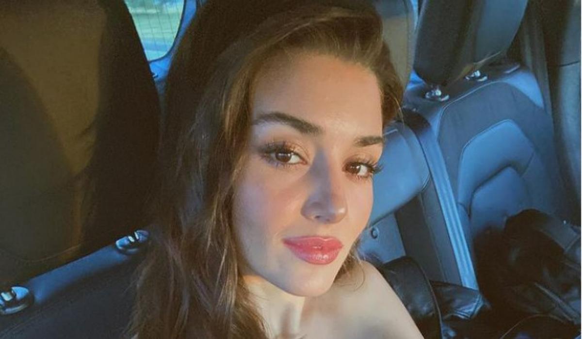 Hande Ercel poartă părul desprins, coafat într-o parte
