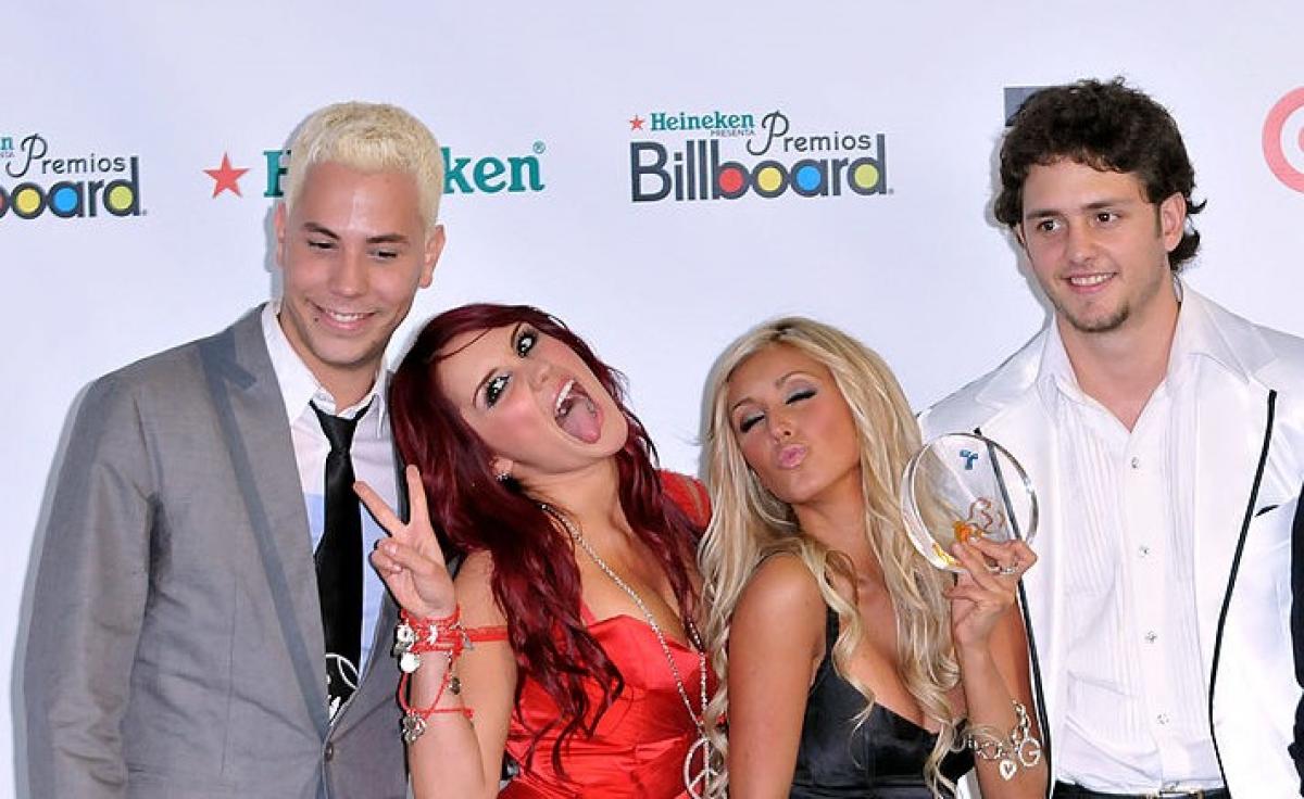 Christian Chavez, Dulce Maria, Anahi, Christopher Uckerman stau unul lângă celălalt pe covorul roșu