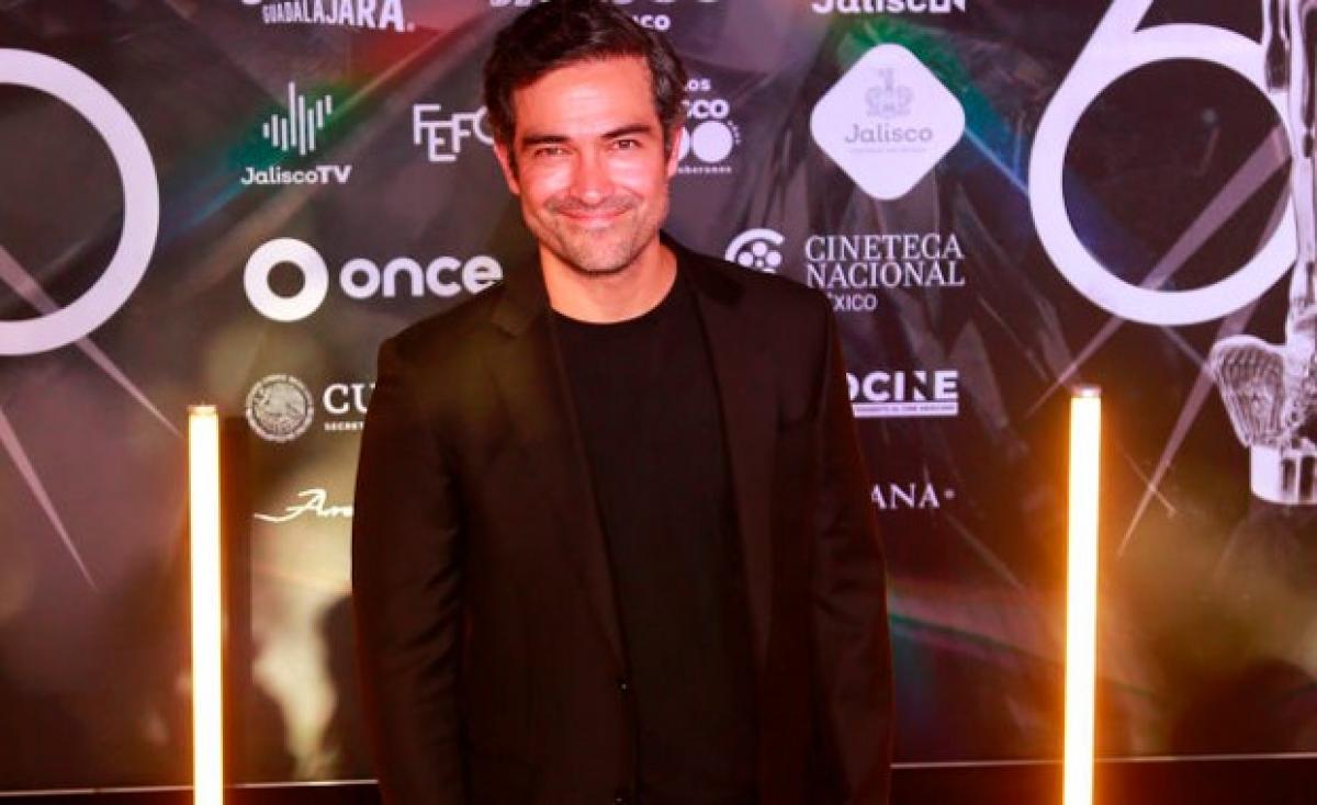 Alfonso Herrera poartă un costum negru și zâmbește pe covorul roșu