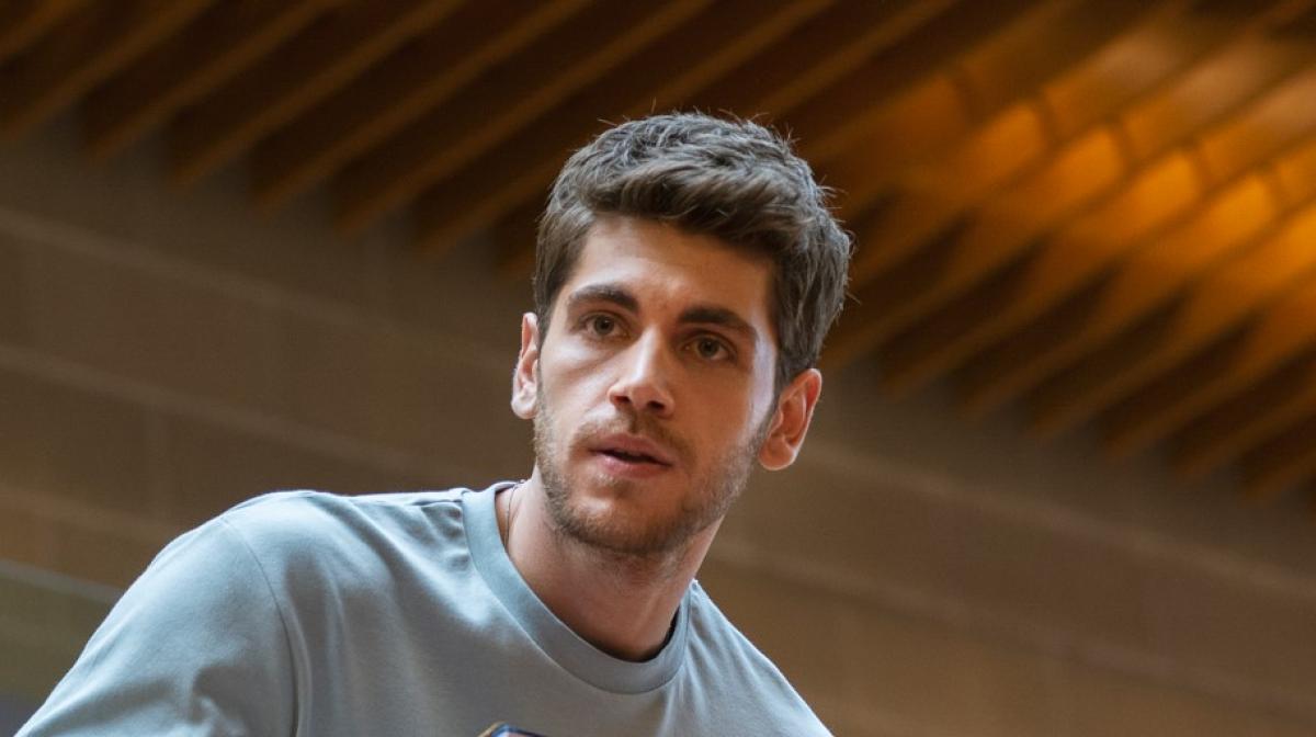 Emre Bey poartă un tricou gri