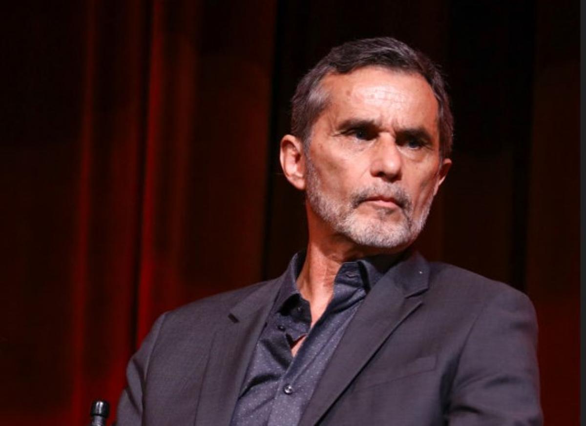 Humberto Zurita poartă haine închise