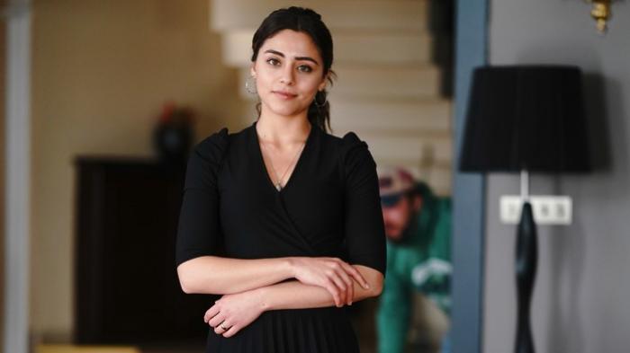 Sıla Türkoğlu poartă o rochie neagră și părul prins în coadă