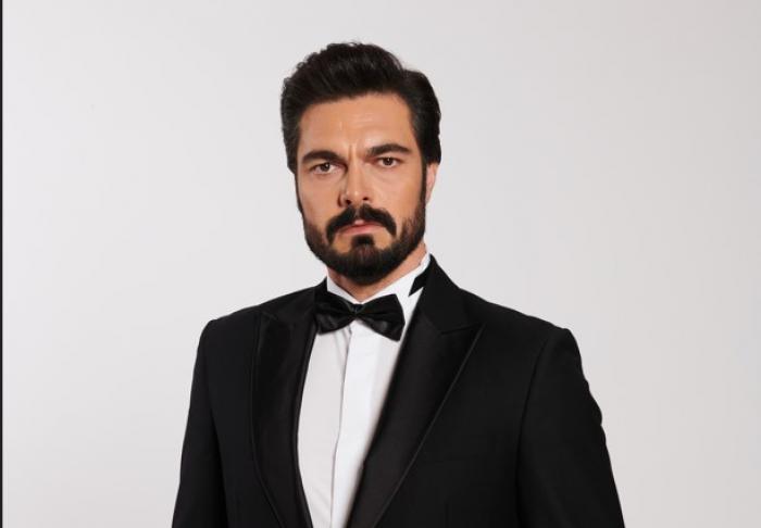Halil Ibrahim Ceyhan poartă cămașă albă și sacou negru